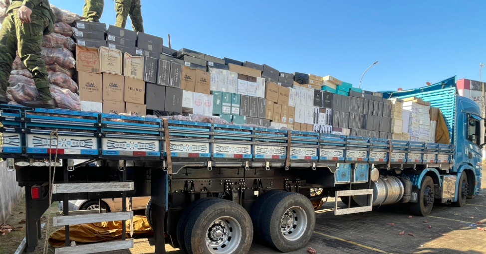 BPFRON apreende caminhão com batatas e quase 9 mil garrafas de vinho