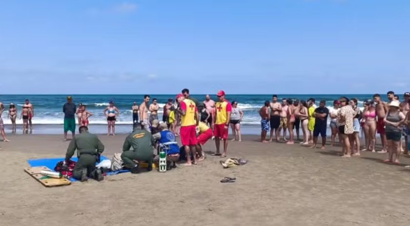 Bombeiro de folga salva três pessoas de afogamento no litoral do Paraná