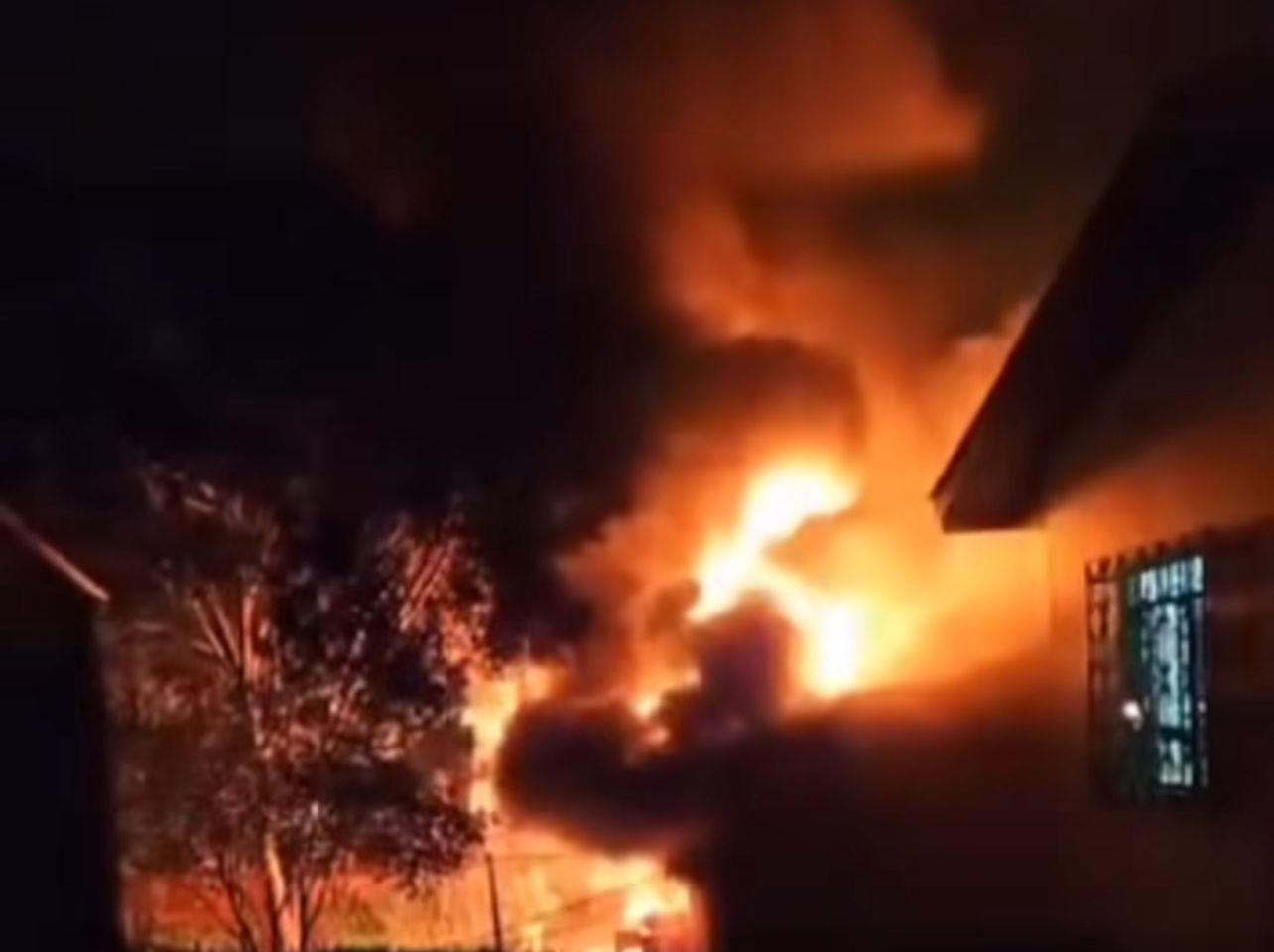 Morador sofre queimaduras graves após incêndio atingir residência