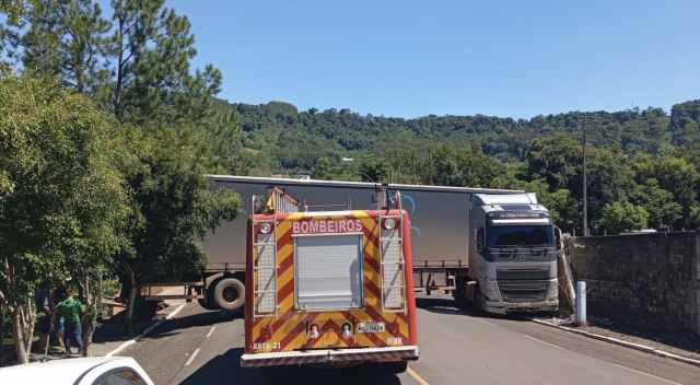 Motorista sofre parada cardiorrespiratória após colidir caminhão contra muro