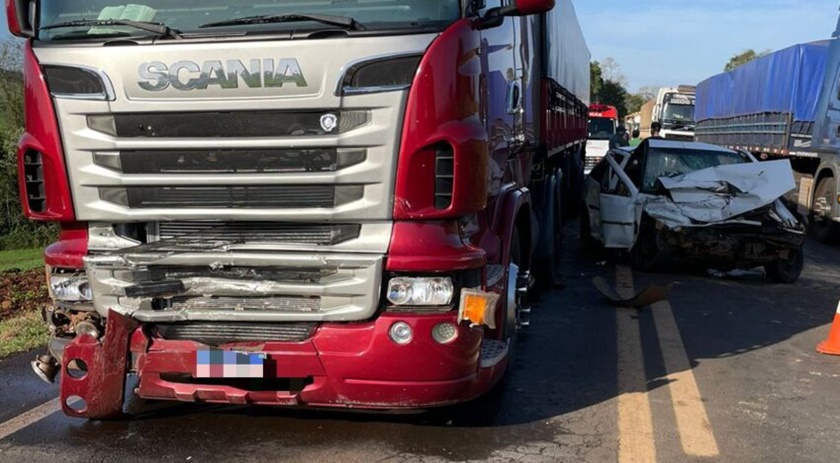 Homem fica preso às ferragens após colisão frontal na BR280