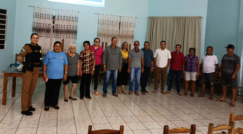 Policiais militares realizam reunião com moradores da Comunidade do Tatetos