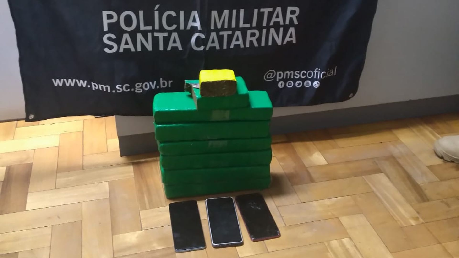 Polícia Militar prende dois homens por tráfico de drogas