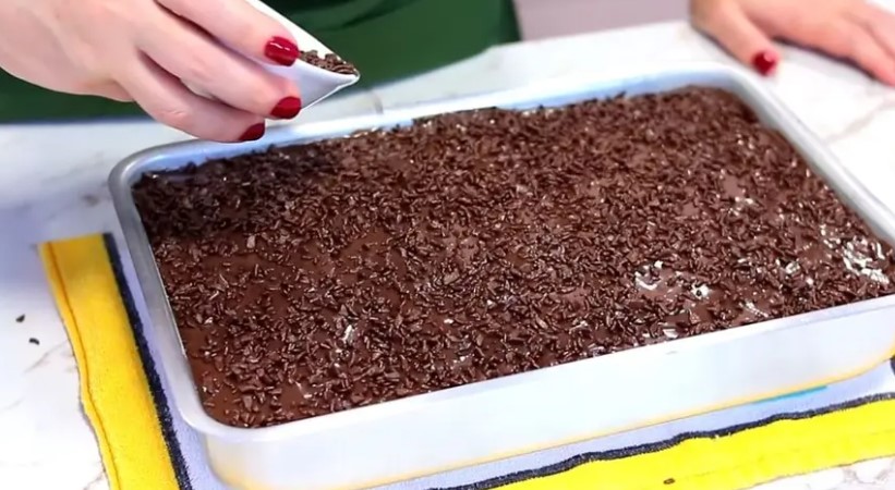 Esse bolo de chocolate quente fica super cremoso e fofinho