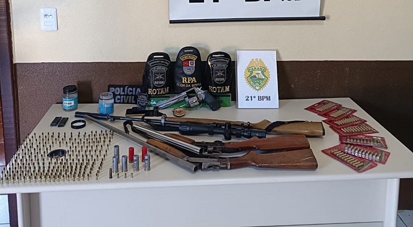 Um homem é detido com armas e munições após forças policiais cumprirem mandados de busca e apreensão