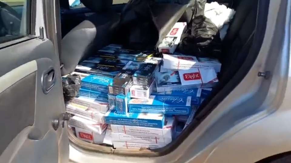 Motorista foge e abandona veículo com carga de cigarros contrabandeados no Paraná