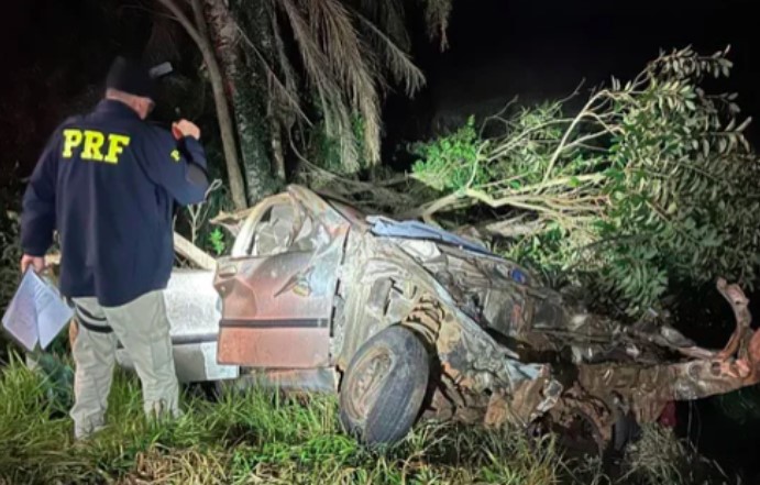 Seis pessoas morrem em colisão envolvendo dois carros e um caminhão na BR-471