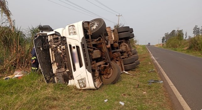 Caminhão tomba na BR-163 e motorista fica ferido
