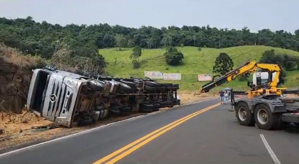 Após uma hora de interdição total, carreta que tombou é retirada e trânsito liberado