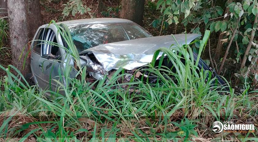 Carro cai em barranco em colisão frontal na BR-163