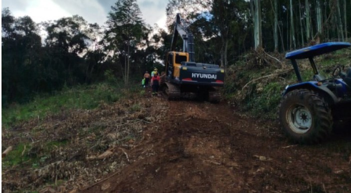 Homem fica ferido após capotar trator em Iraceminha