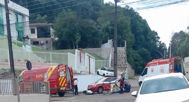Condutora de motocicleta fica ferida em colisão com automóvel