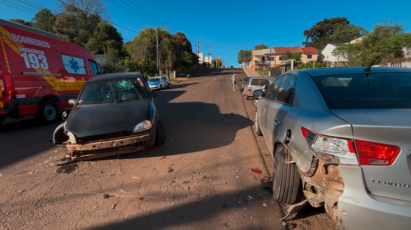 Condutora perde o controle ao desviar de buraco e colide contra veículo estacionado