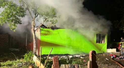 Homem é suspeito de incendiar a própria casa após discussão com a companheira