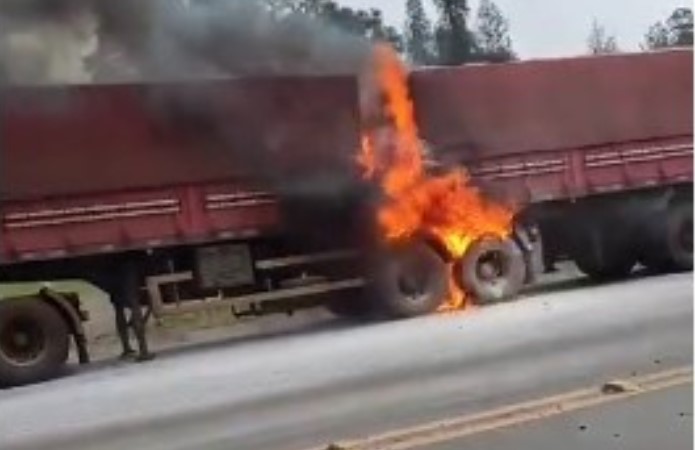 Carreta fica parcialmente destruída após incêndio na BR 282