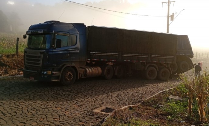 Caminhão bitrem desgovernado interrompe desvio