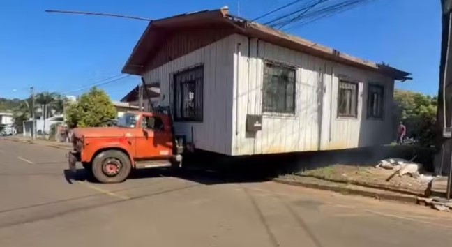 Casa é transportada inteira e ‘estacionada’ em novo terreno no Paraná
