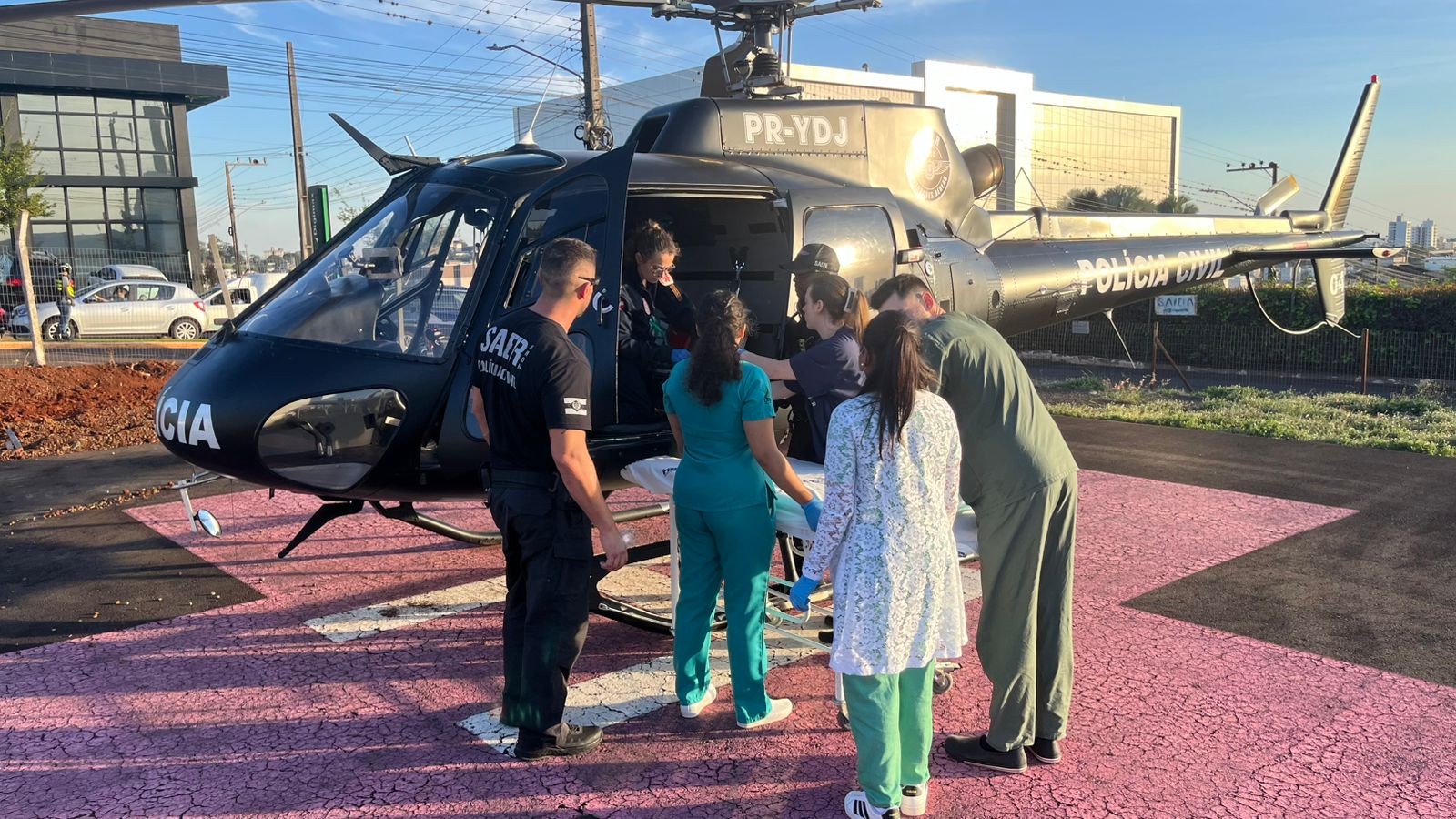 Bebê de 1 ano sofre queimaduras graves e é transferido de helicóptero até Chapecó