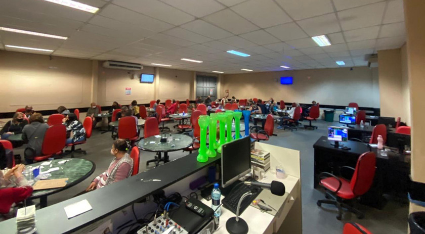 Às vésperas do decreto, fiscalização encontra 120 idosos em barracão de bingo, em Curitiba