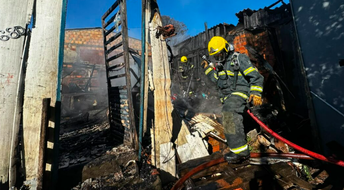 Incêndio destrói casa onde moravam três famílias