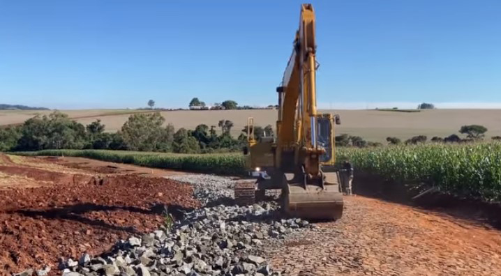 Administração inicia obras preparatórias para asfaltamento entre Linha 3 Irmãos e Vista Gaúcha