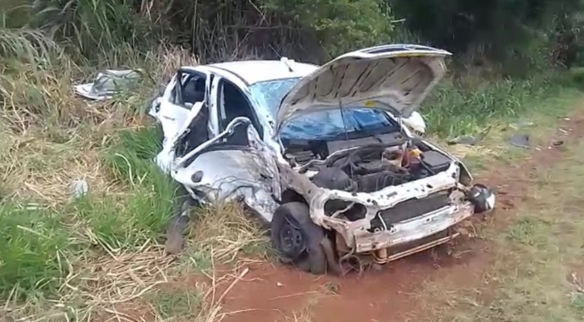 Mulher fica ferida em colisão entre carro e caminhão na PR-180