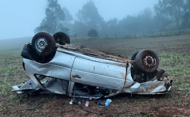 Três jovens ficam feridos após carro capotar na PRC-158