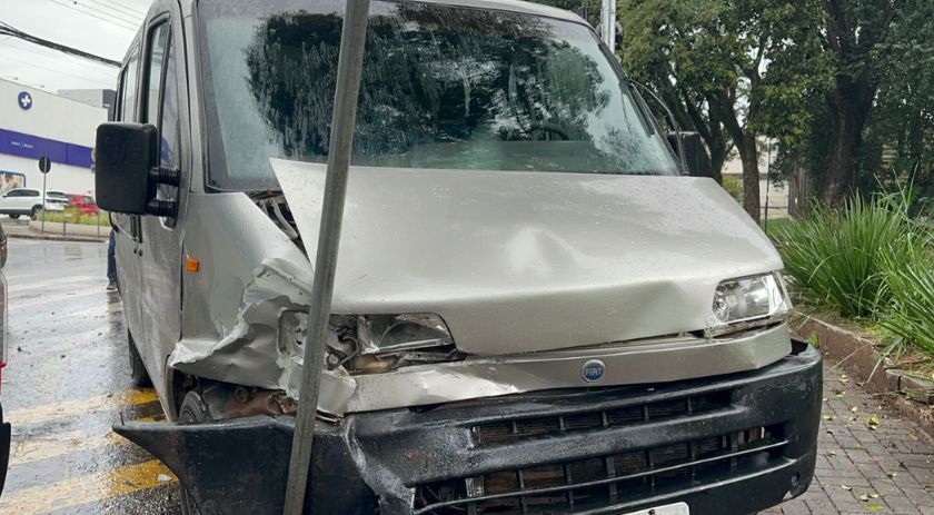 Acidente entre Van e carro deixa mulher ferida
