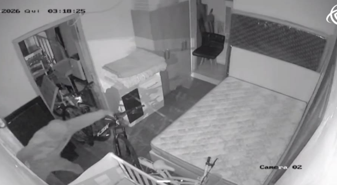 Ladrão quebra vidraça de estabelecimento e furta bicicleta durante a madrugada