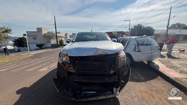 Colisão entre camionete e carro deixa mulher ferida