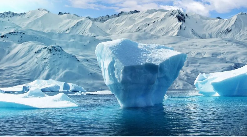 Maior iceberg do mundo gira no mesmo ponto há meses: entenda o fenômeno