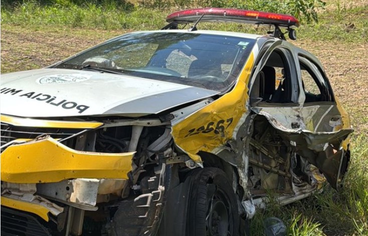 Condutor em fuga bate violentamente contra viatura da PM