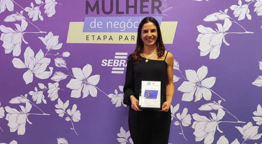 Marizete  Marsango  recebe prêmio Mulher de Negócios 2023.
