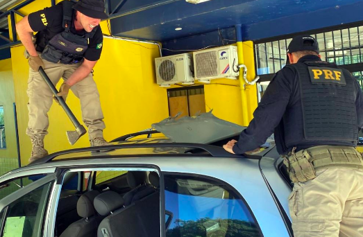 Policiais usam machado para retirar cocaína de teto falso de veículo abordado na BR-153
