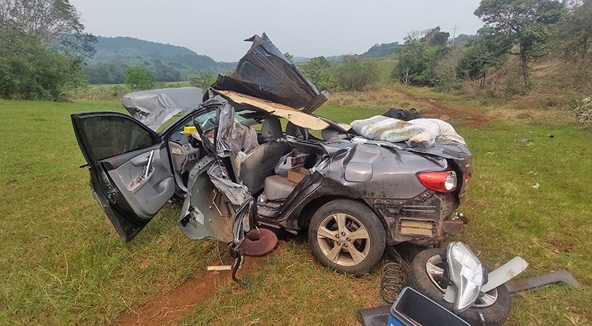 Veículo sai da pista, capota por diversas vezes e fica totalmente destruído na BR-163