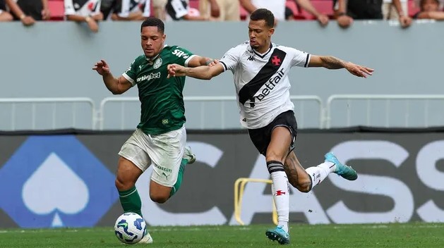 Vitor Roque marca pela primeira vez, e Palmeiras vence o Vasco e lidera