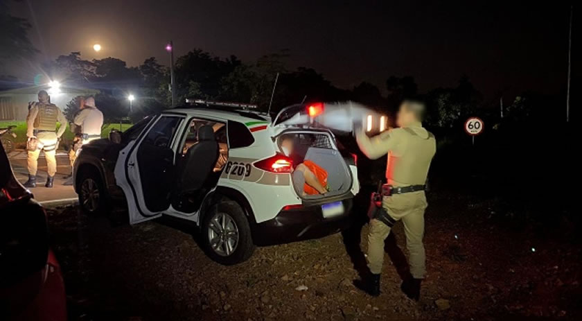 Com esposa na garupa, motociclista tenta fugir da PM mas acaba preso