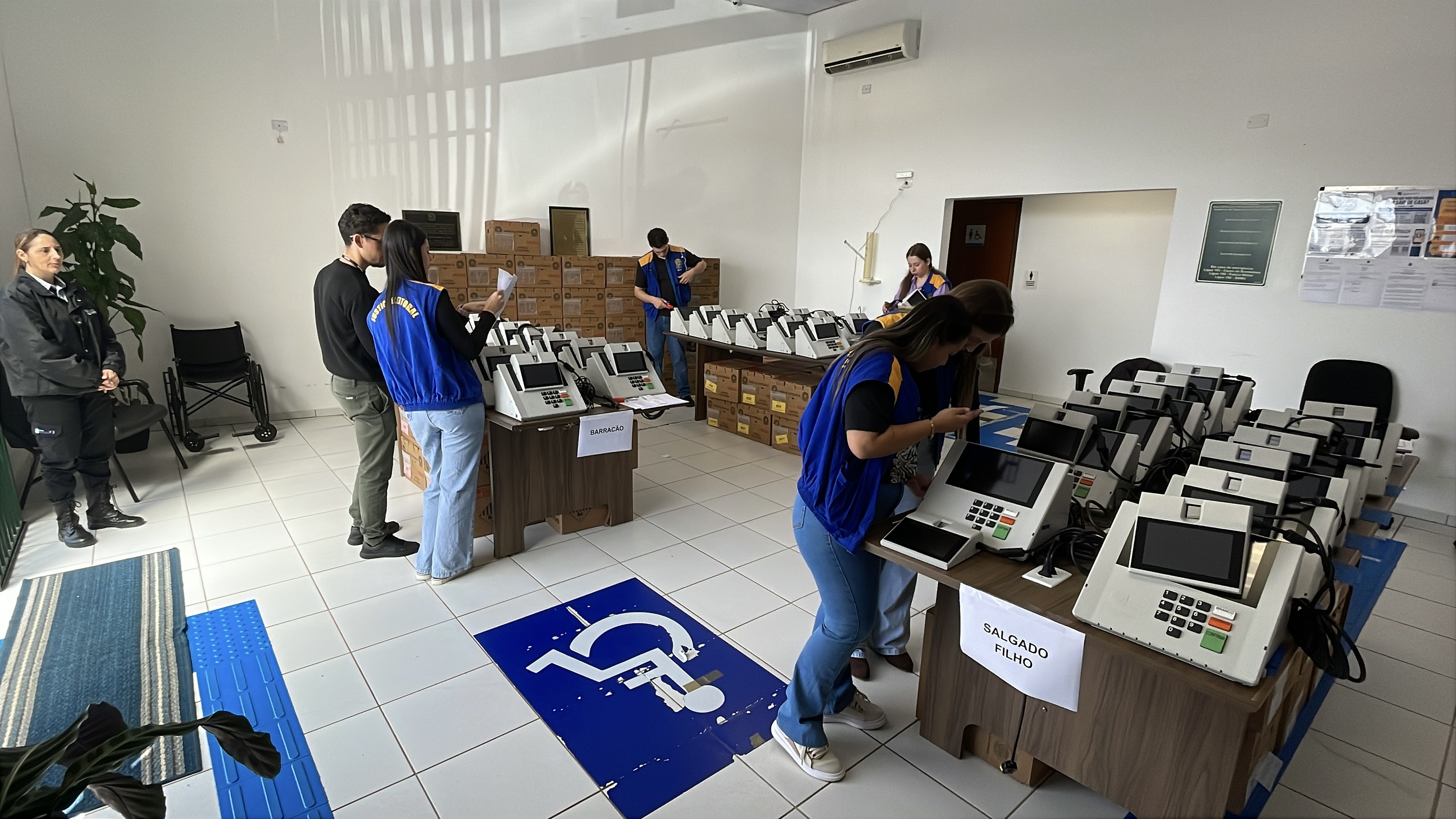 Urnas eletrônicas são lacradas e carregadas no Fórum Eleitoral de Barracão