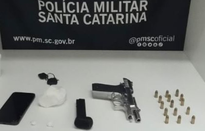 Homem é preso com arma de fogo e drogas após tentar atropelar policiais em abordagem