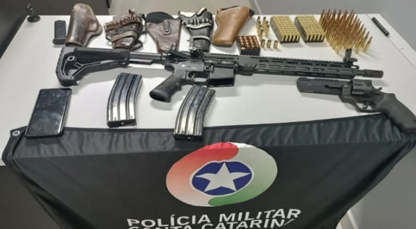 Homem embriagado ameaça matar familiares e é preso com arsenal no Oeste de SC