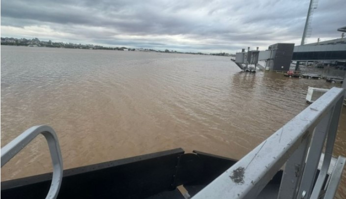 Aeroporto de Porto Alegre tem voos suspensos por tempo indeterminado e pode ficar fechados até o fim do mês