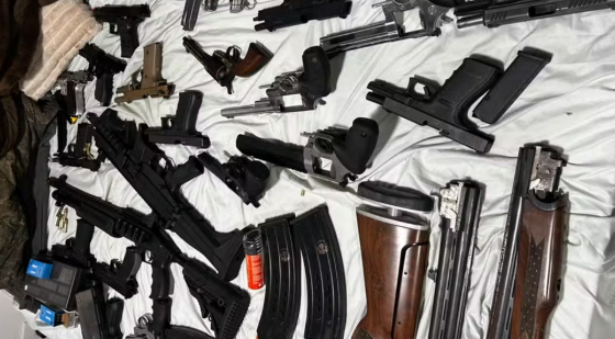 PF apreende 44 armas, R$ 535 mil e cheques de R$ 1 milhão em operação na Bahia