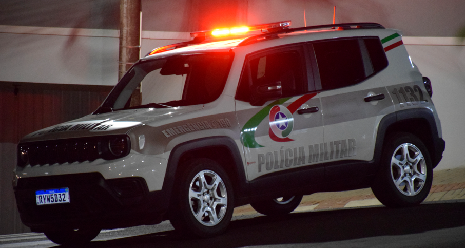 Homem é preso após bater na filha de 15 anos com cintadas