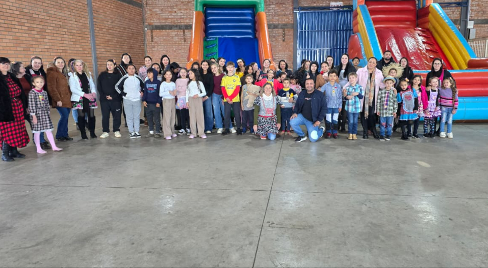 Festa Junina reúne alunos das oficinas do CRAS e profissionais da Assistência Social