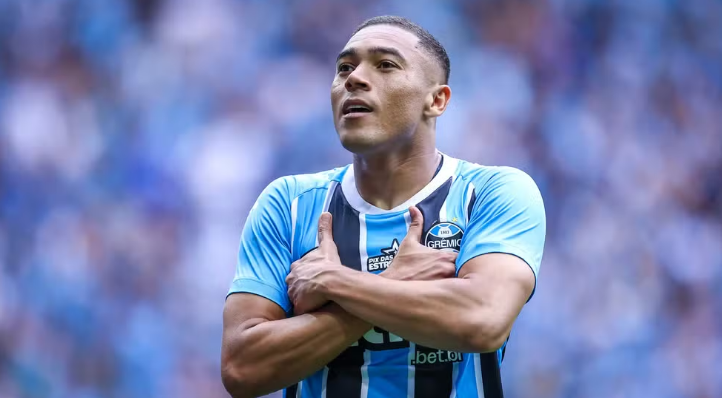 Carlos Vinicius descarta pré-contrato e mantém foco no Grêmio; Atlético-MG fez sondagem
