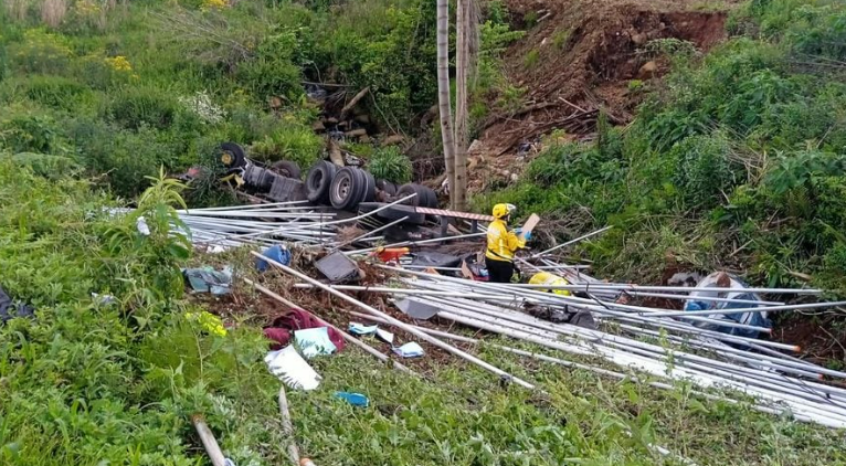 Caminhão carregado com barras metálicas capota na BR-282 e deixa motorista ferido