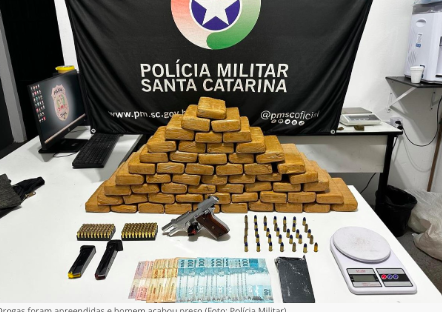 Homem tenta fugir da polícia e acaba preso com mais de 30 kg de maconha, arma e munições