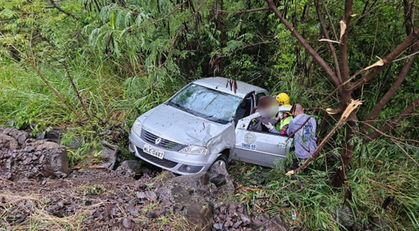 Mulher é socorrida após acidente de trânsito na BR 282