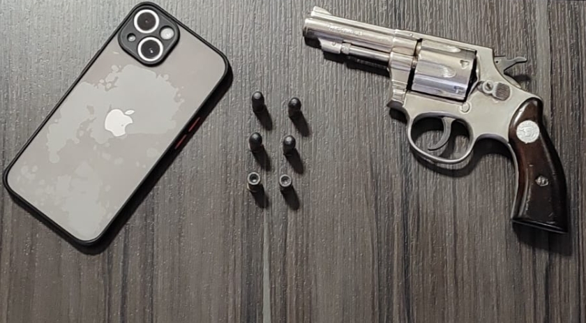 Homem é preso por porte ilegal de arma de fogo em frente a casa de shows
