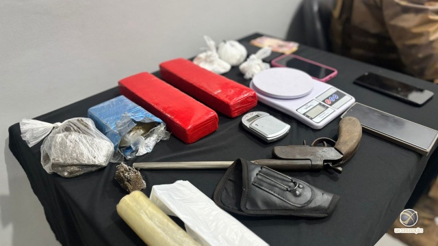 Quatro pessoas são presas por tráfico de drogas e posse irregular de arma